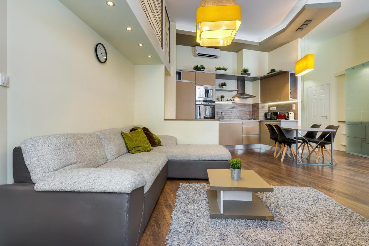 Spacious & Stylish Apartment In Downtown Budapest Esterno foto